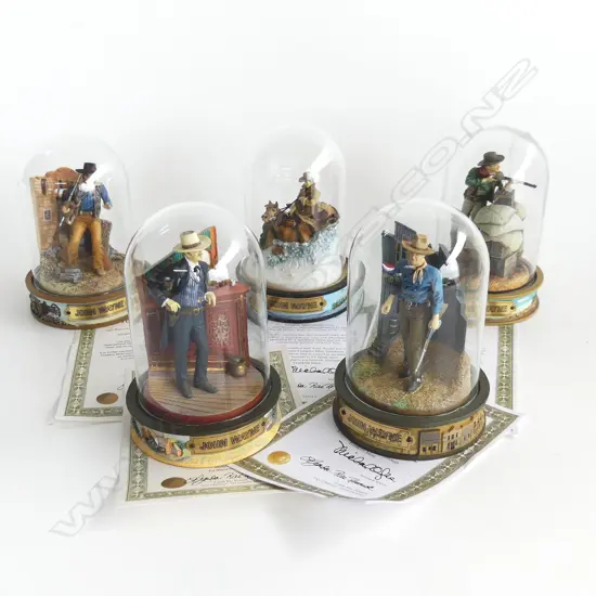 5 GLASS DOMED FRANKLIN MINT FIGURES OF JOHN WAYNE H130MM
