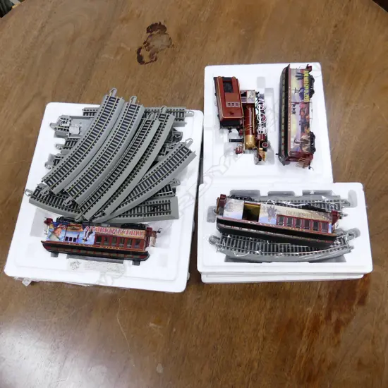 JOHN WAYNE COMMEMORATIVE MODEL TRAIN SET  ENGINE 4 CARRIAGES & TRACK