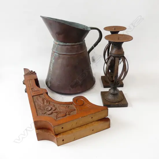 LG BRASS JUG H.345mm + PR METAL CANDLE HOLDERS H.280mm + PR CARVED WOODEN SUPPORTS 