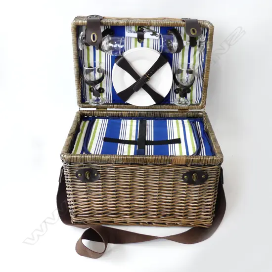 WOVEN CANE LIDDED PICNIC HAMPER 470x310x340mm