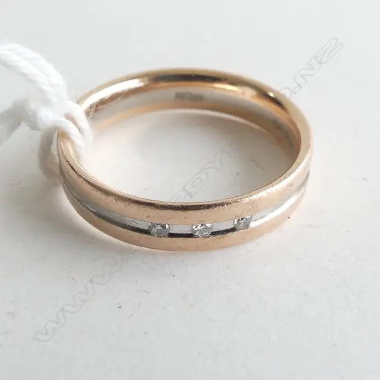 (55) 14CT ROSE/WHITE GOLD 3 DIAMOND SET BAND 3.2gm