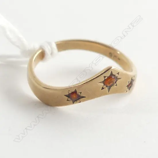 9CT GOLD & GARNET CHEVRON RING 1.57GMS SIZE I