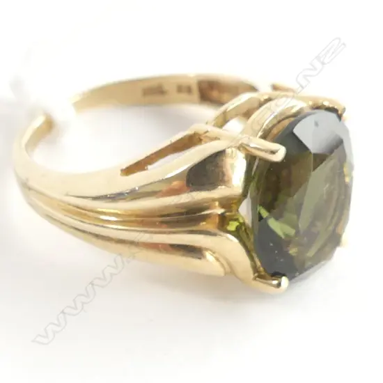 10CT GOLD RING WITH GREEN GLASS STONE 5.17GMS SIZE N