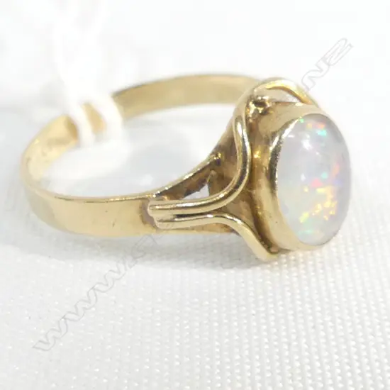 9CT GOLD OPAL RING SIZE Q