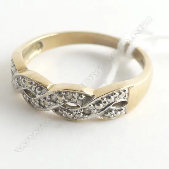 9CT GOLD RING WITH TWISTED DIAMOND BAND 2.11GMS SIZE N