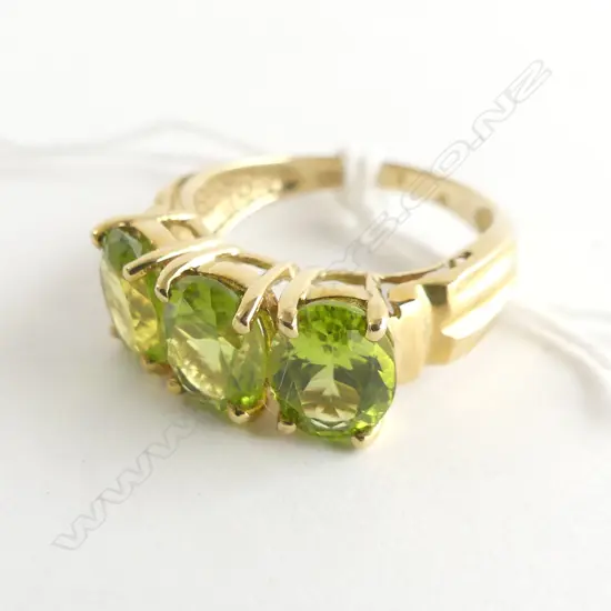 10K GOLD RING WITH 3 LARGE PERIDOT STONES 3.71GMS SIZE N