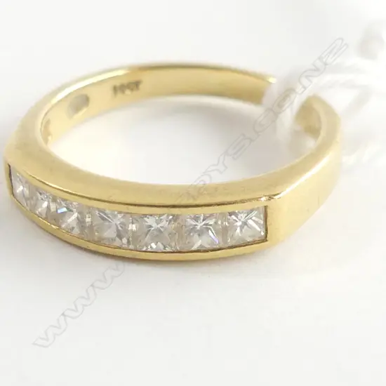 18CT GOLD & DIAMOND BAND RING 2.97GMS SIZE K