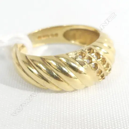 18CT GOLD RING (STONES MISSING) 7.92GMS