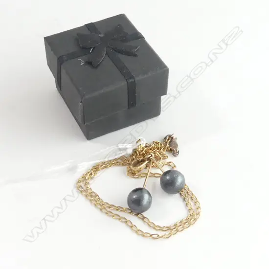 9CT GOLD & 2 BLACK PEARL (A/F) (?) DROP PENDANT & CHAIN 7.53MS