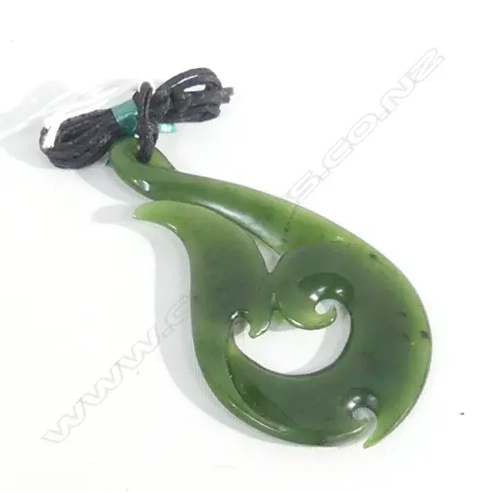 LG POUNAMU (GREENSTONE) BARBED HOOK PENDANT ON BLACK WAXED ADJUSTABLE CORD