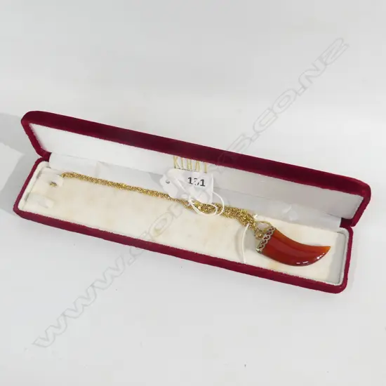 1970'S STONE TOOTH PENDANT & GOLD TONE CHAIN