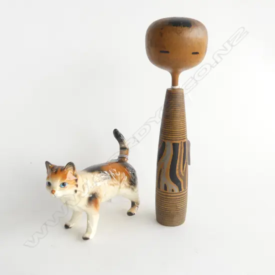 VINTAGE JAPANESE KOKESHI DOLL, POSSIBLY 19TH CENT - SIGNED AT BASE, H 235MM & VINTAGE JAPANESE CERAMIC CAT C1960'S A/F