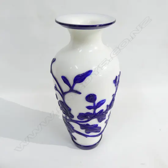 CHINESE PEKING GLASS B/W VASE H.250mm