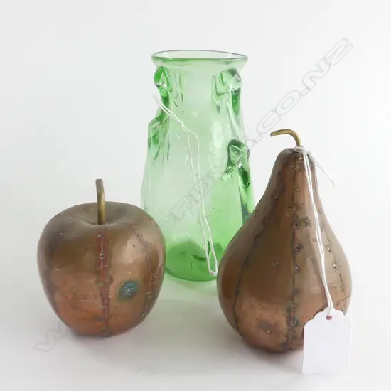 GREEN ART GLASS VASE H.145mm + PR COPPER FRUITS; APPLE & PEAR