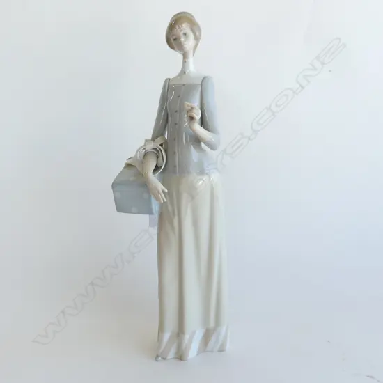 LLADRO FIGURINE; LADY w. BAG H.340mm