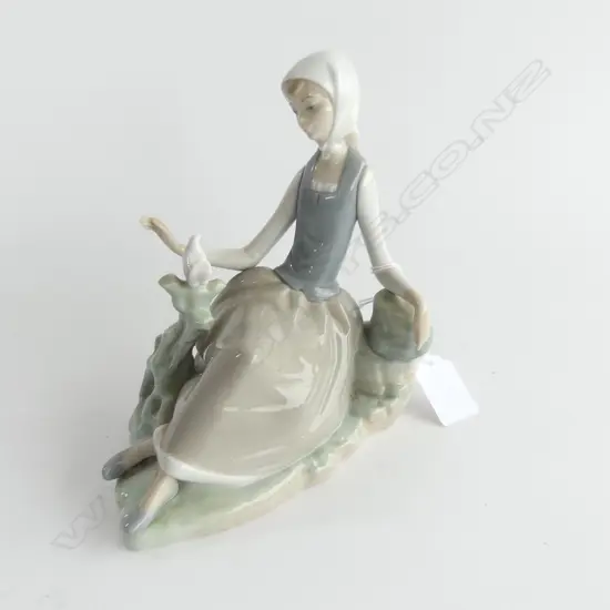 LLADRO FIGURINE WOMAN w. DOVE H.165mm