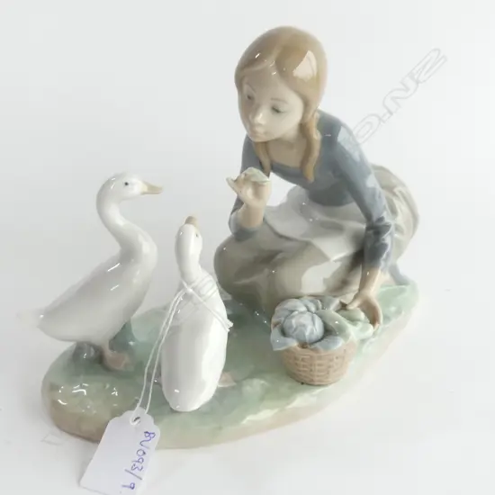 LLADRO FIGURINE WOMAN FEEDING GEESE W.230mm