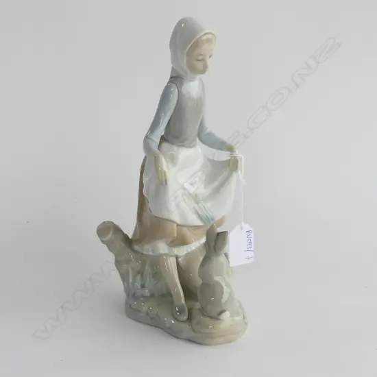 LLADRO FIGURINE WOMAN w. RABBIT H.230mm