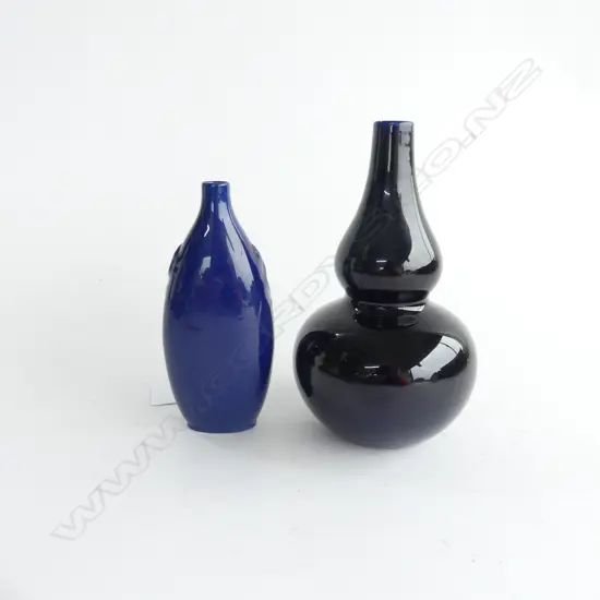 2 ROYAL DOULTON VASES; TITANIAN GOURD H.145mm + OVOID w. LIZARDS AT SHOULDER