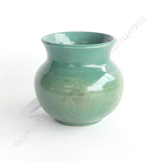 OLIVE JONES GREEN VASE 105 MM