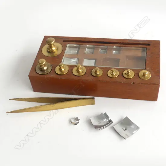 MAHOGANY BLOCK GOLD WEIGHTS & TWEEZERS L 110 MM