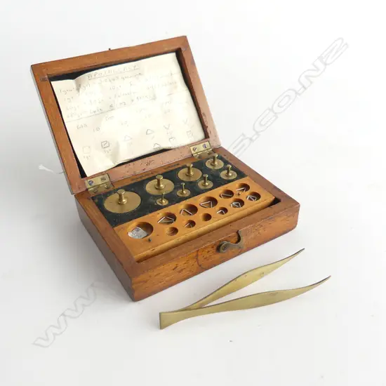 CASED ORETLING LONDON SET OF GOLD WEIGHTS L 100 MM