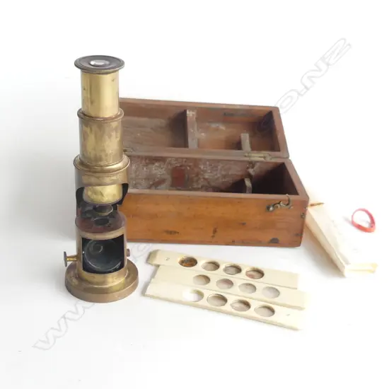 SMALL CASED BRASS MICROSCOPE & SLIDES L 165 MM