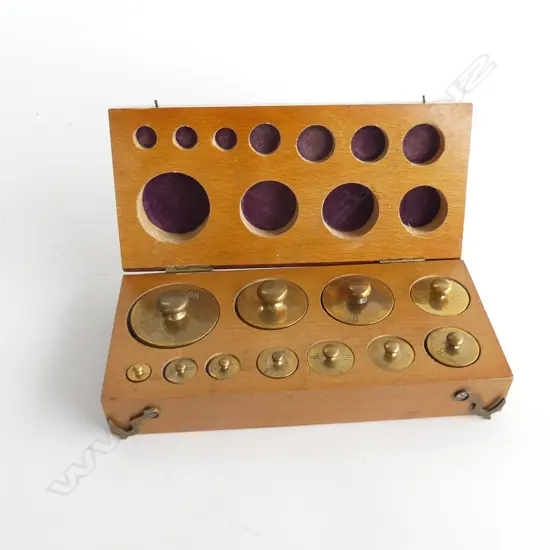 WALNUT CASED SET OF GOLD WEIGHTS BY BECKERS OF LONDON L 170 MM