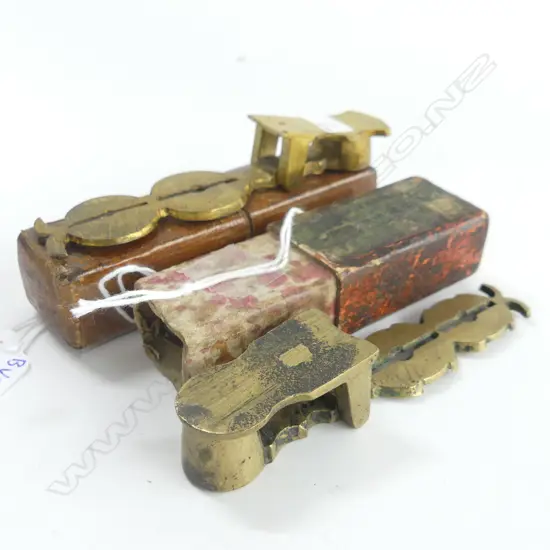 BOXED SET OF BRASS GUINEA SCALES & ANOTHER CASE LID MISSING L 100 MM