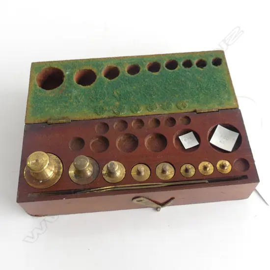 VICT MAHOGANY CASED GOLD WEIGHTS 1 MISSING L 140 MM