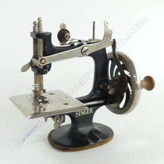 OLD SINGER CHILD'S SEWING MACHINE