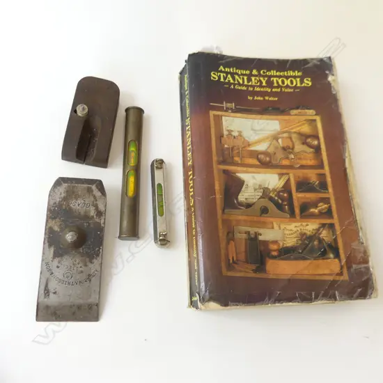 4 TOOL PARTS (INCLUDING 2 LEVELS) & A STANLEY TOOLS REFERENCE BOOK 