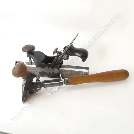 2 ITEMS STANLEY WOOD PLANE WITH FLEXIBLE METAL & A SCRAPER No 82