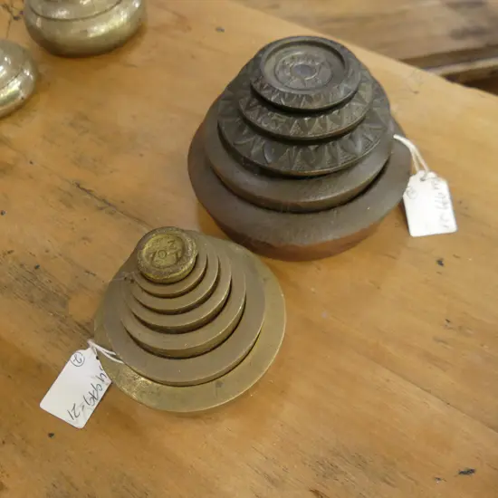 2 SETS OF CIRCULAR WEIGHTS 5 CAST IRON ( AR AND CO) & 9 BRASS