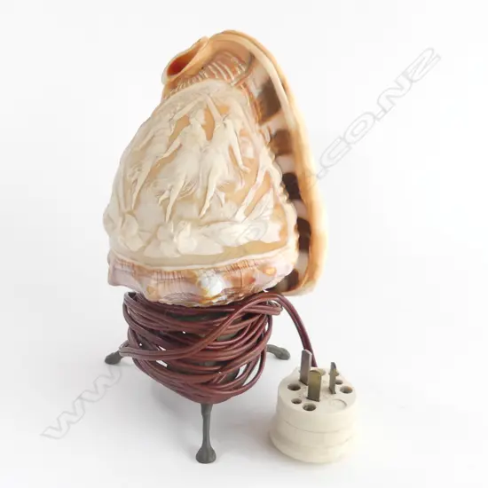 VINTAGE SHELL TABLE LAMP, ENGRAVED CAMEO 3 LADIES, METAL BASE C1950'S H. 225MM WORKS