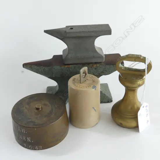 2 OLD SMALL ANVILS + 3 WEIGHTS BRASS ETC: 1 lb BRASS ETC