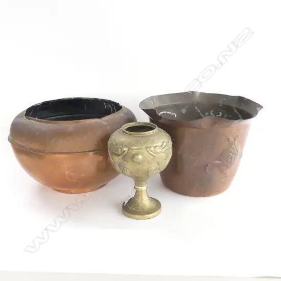 2 LGE COPPER JARDINERES H.200mm + BRASS VASE H.180mm