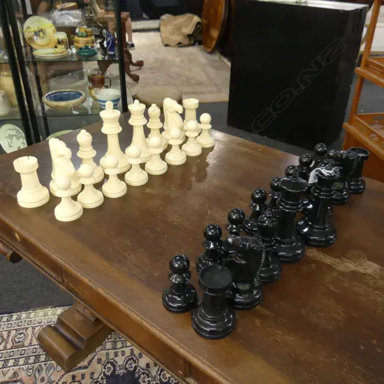 SET OF XTRA LARGE PLASTIC CHESS PIECES H.200mm