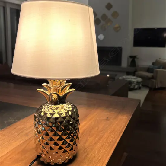 MODERN GILT PINEAPPLE TABLE LAMP W WHITE SHADE H.380mm. Hollywood Regency style
