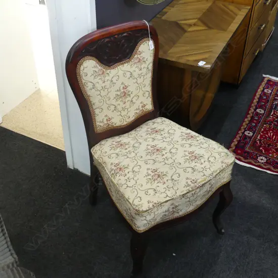 UPHOLSTERED CHAIR w. CARVED WOODEN FRAME
