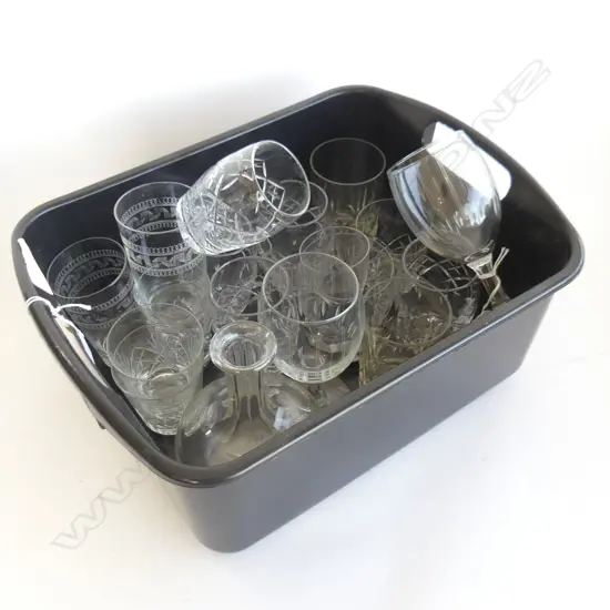 ASSORTED GLASSWARE AND DECANTER