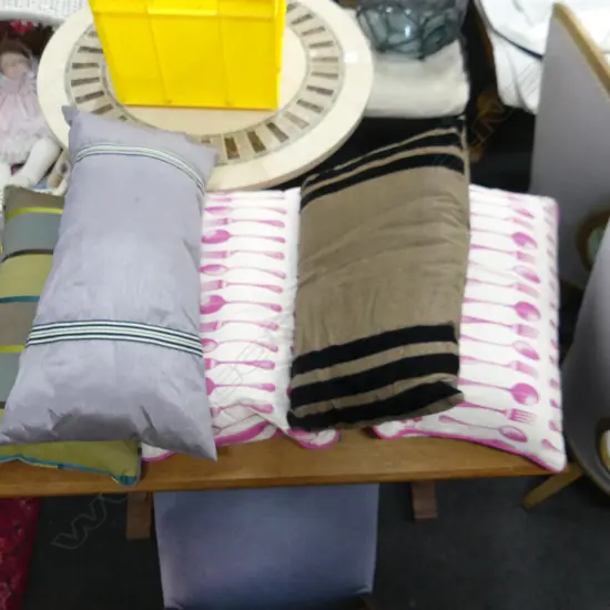 5 ASST OBLONG CUSHIONS, INCL ONE PAIR
