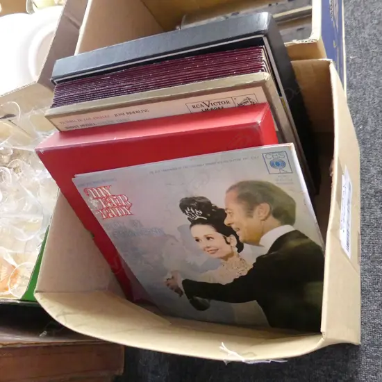 BOX OLD VINYL RECORDS INCL HOLLYWOOD & BROADWAY GREATS