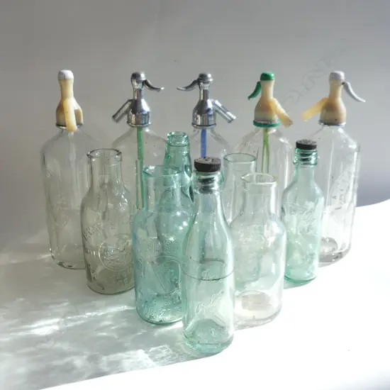 BOX LOT 5 SYPHONS + 7 BOTTLES (1 CODD)