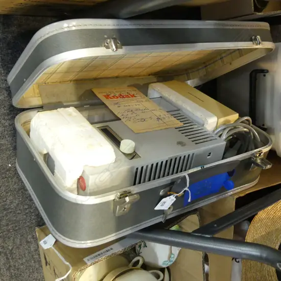 LEITZ SLIDE PROJECTOR IN TRAVEL CASE