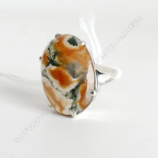 SILVER DRESS RING WITH COLOURED AGATE CABOCHON, 7.3GMS