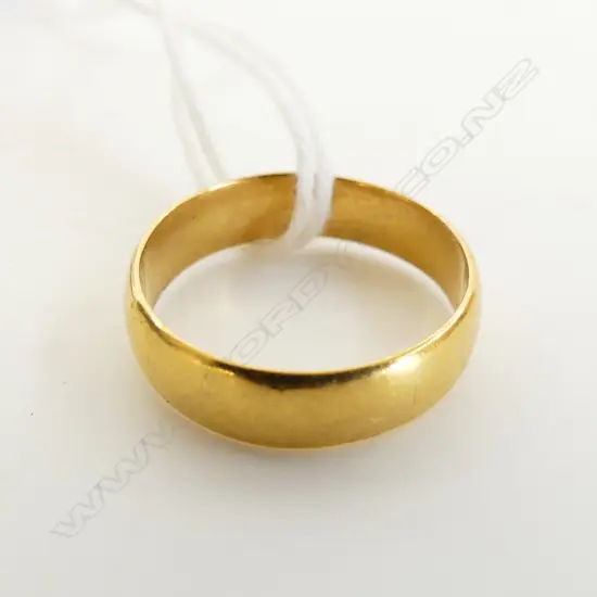 22CT GOLD WEDDER RING 4.5 GRAMS SIZE M 1/2