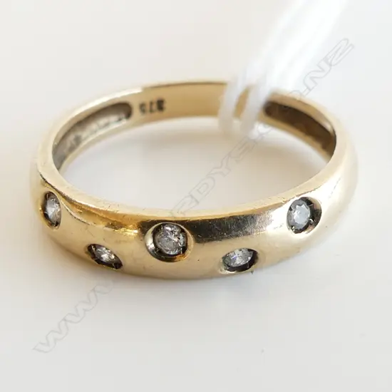 9CT GOLD RING WITH 5 SM DIAMONDS, 2.13GMS  SIZE M