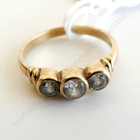9CT GOLD RING WITH 3 CZ, 2.81gms SIZE P