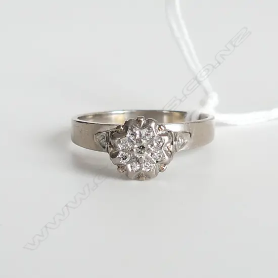 9CT WHITE GOLD & DIAMOND CLUSTER RING, 3.6GMS 
